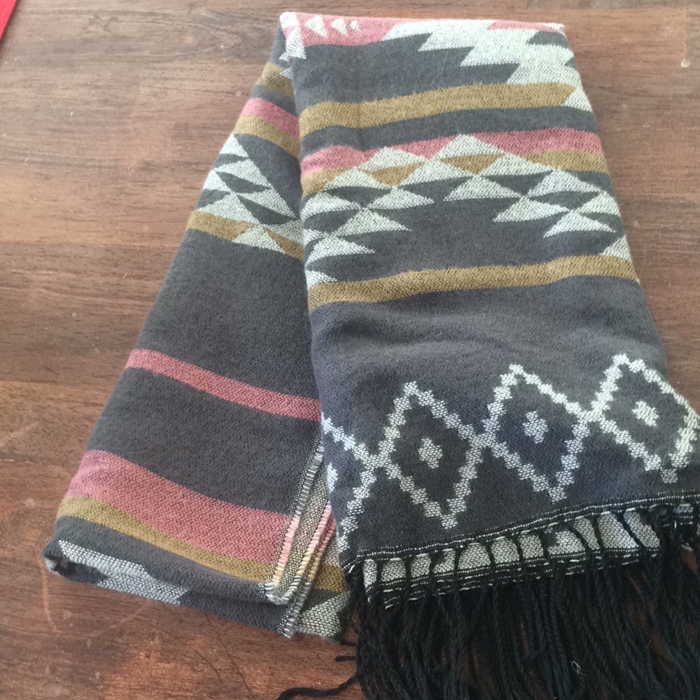 New with tags blanket scarf! Beautiful pattern ❤️